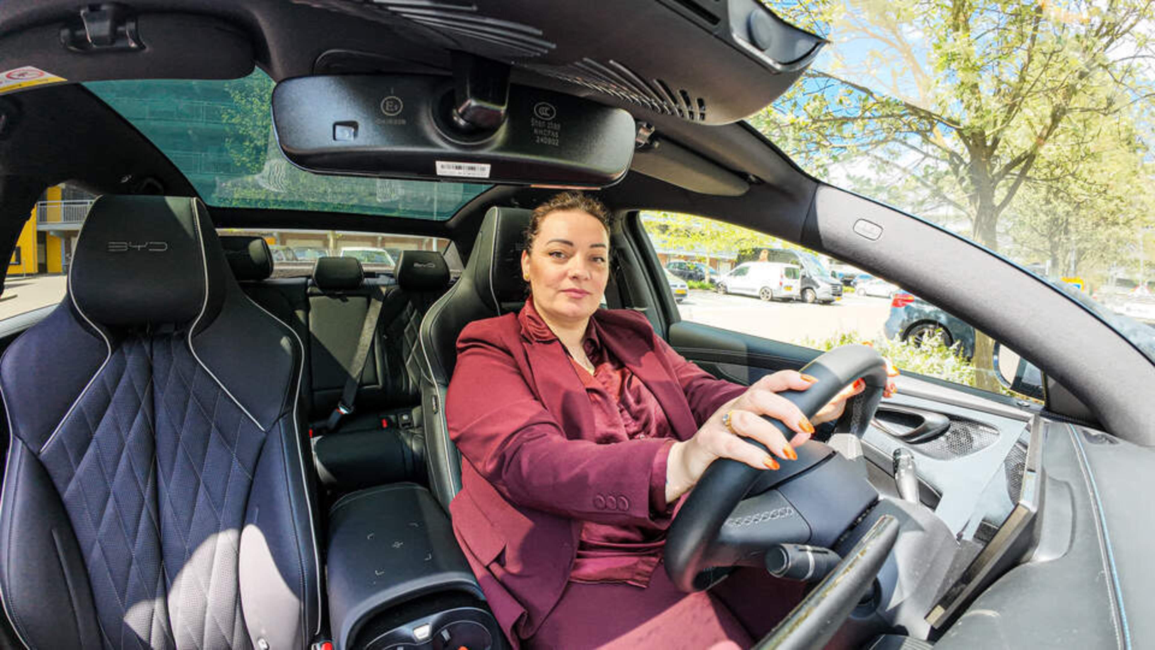 Roos (43) richt taxiservice speciaal voor vrouwen op: ’Ze letten beter op bij wie ze instappen’